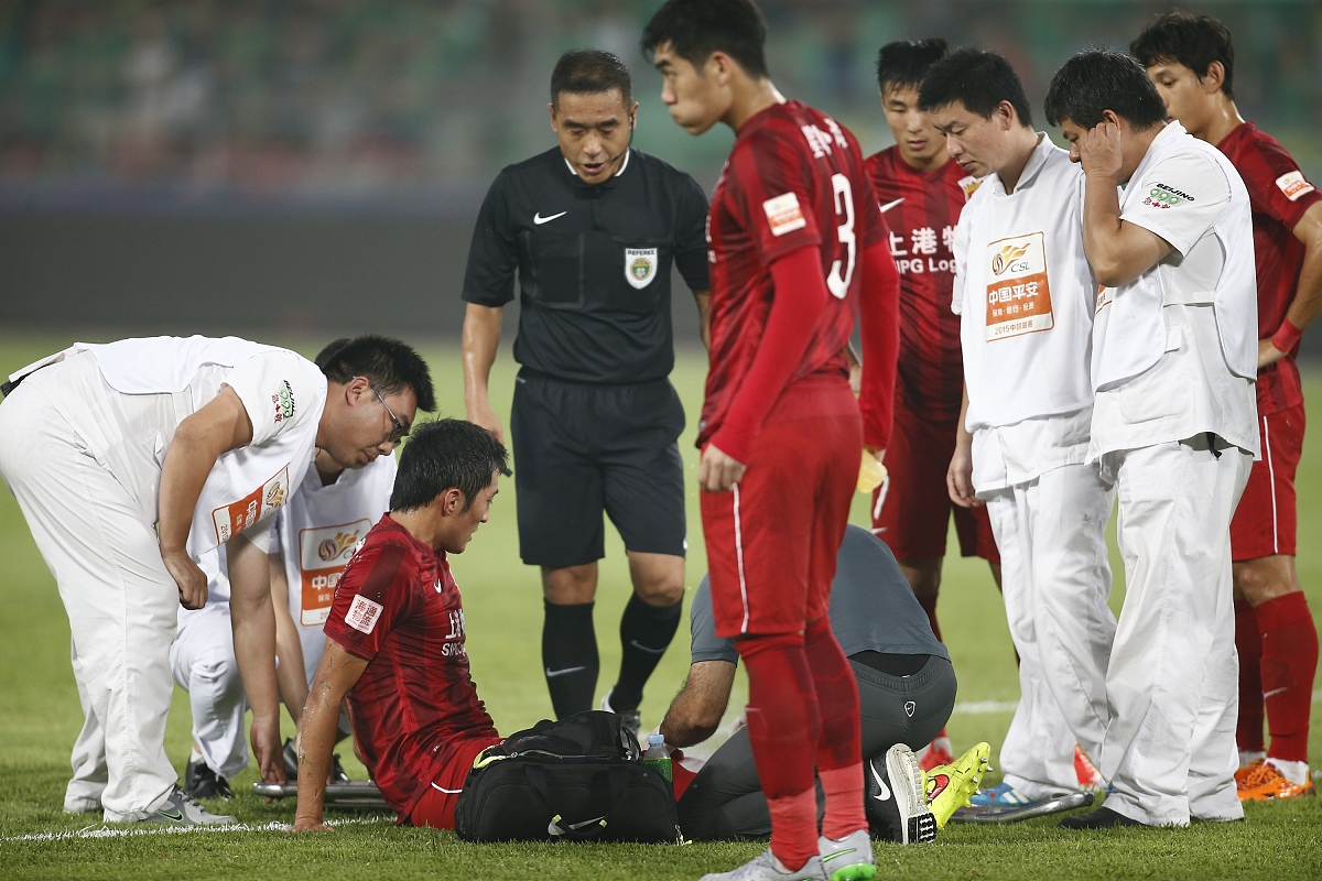 关于劲爆的比赛场面，球员们奋力拼搏不服输的信息