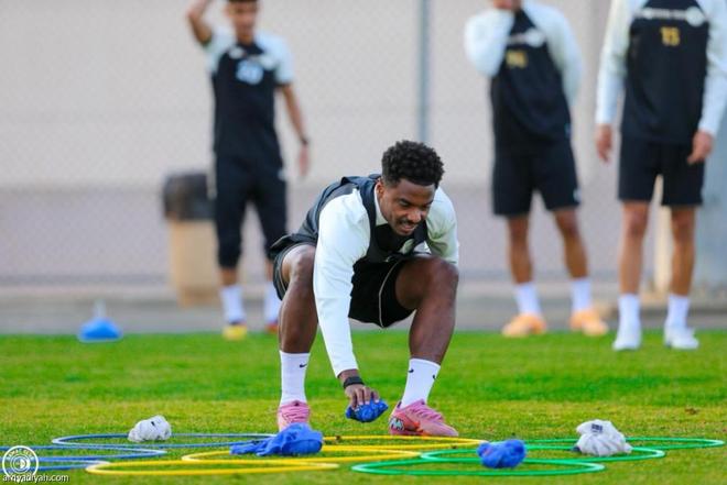 后卫红牌停赛，主教练赛前找寻替代办法