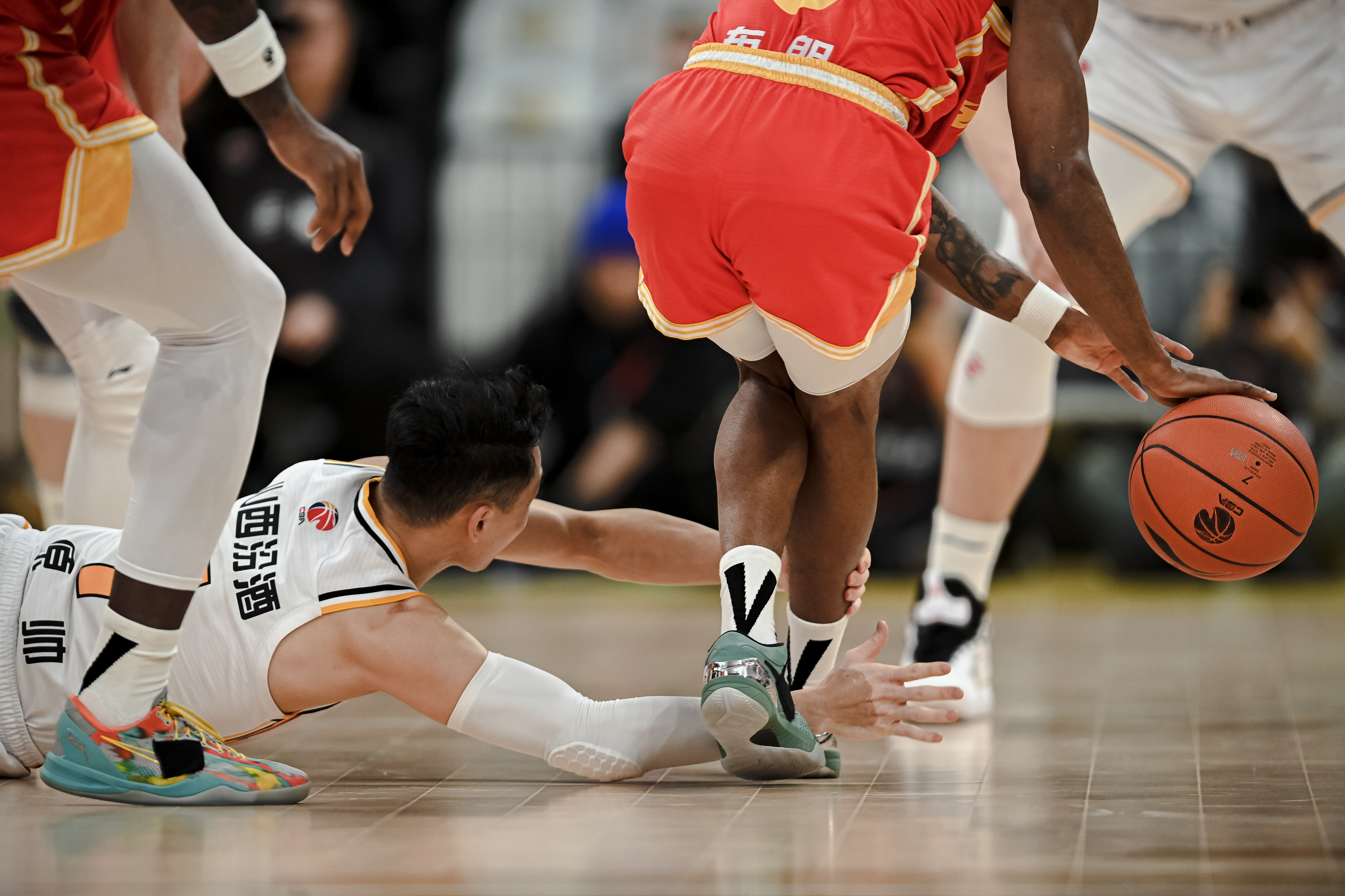 激烈比赛：场上球员拼尽全力