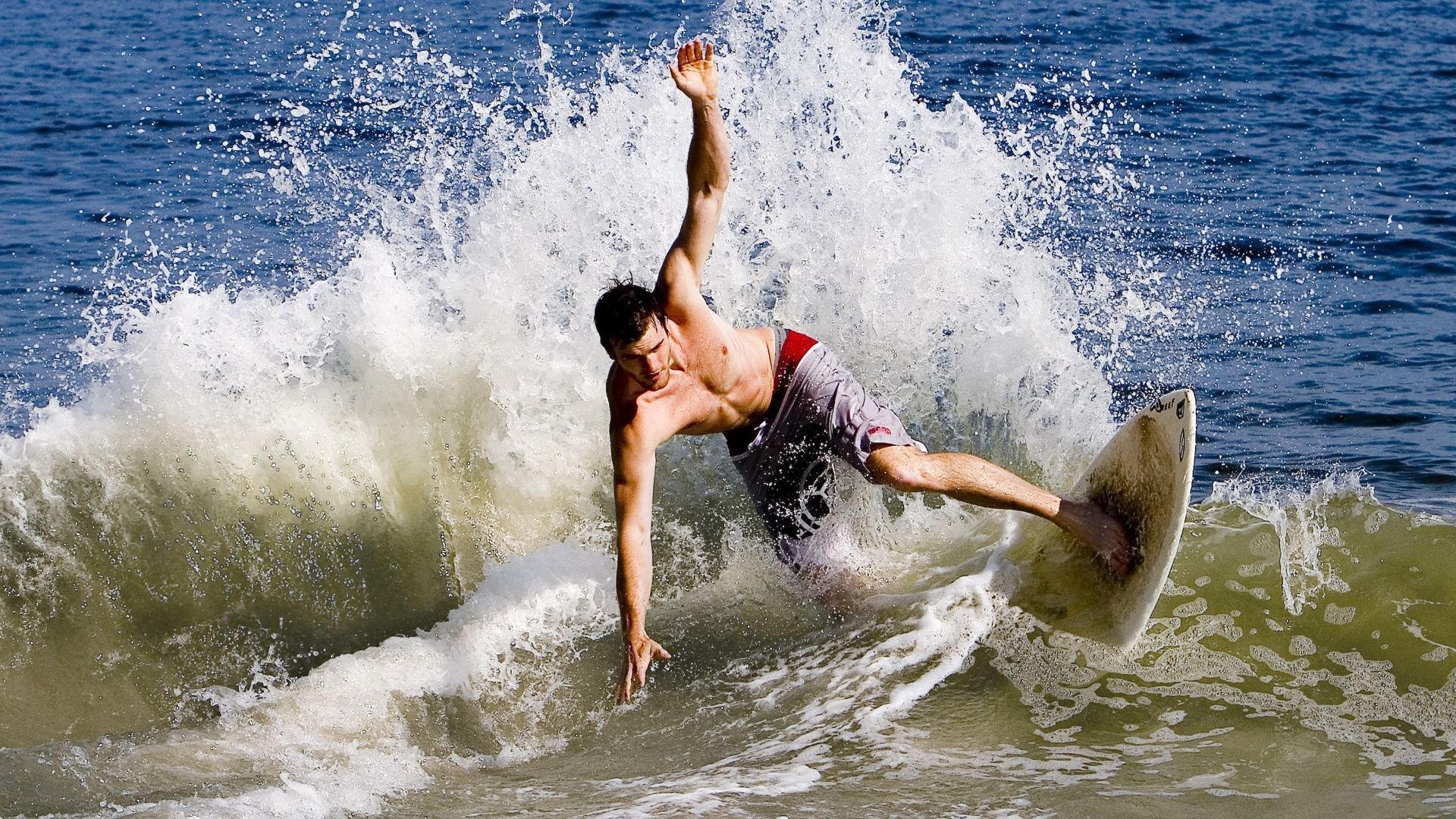 赛道上的毫厘之争，塞恩斯高光表现助迈凯伦险胜红牛二队