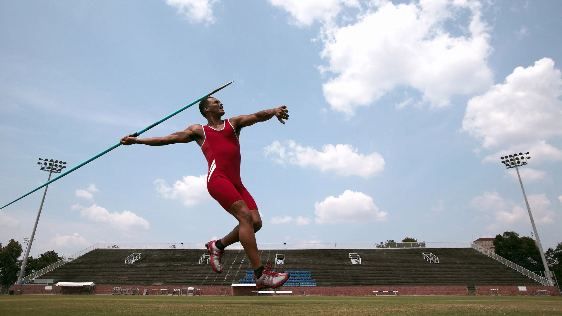 双线凯歌,国足破局完胜泰国,安赛龙刷新羽坛传奇纪录